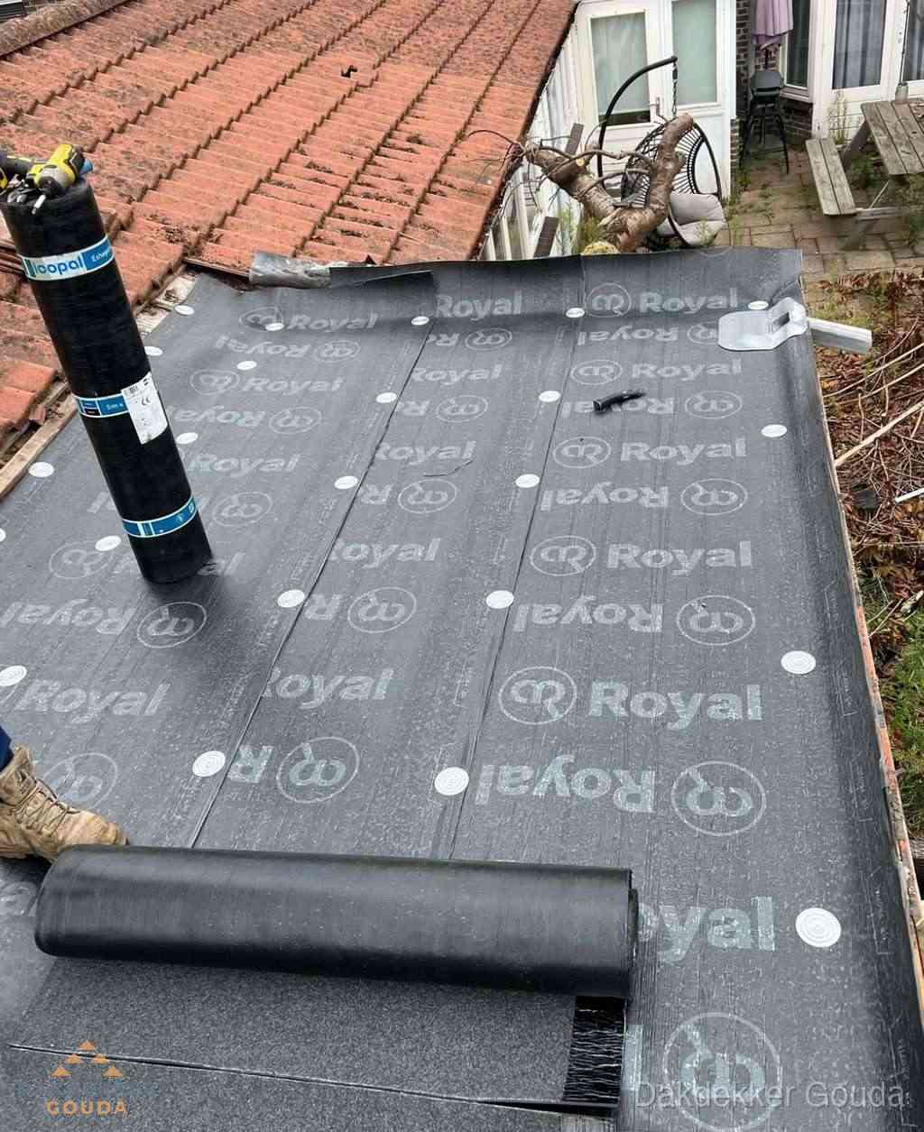 Plat dak met nieuwe bitumen dakbedekking en brandgereedschap in Gouda