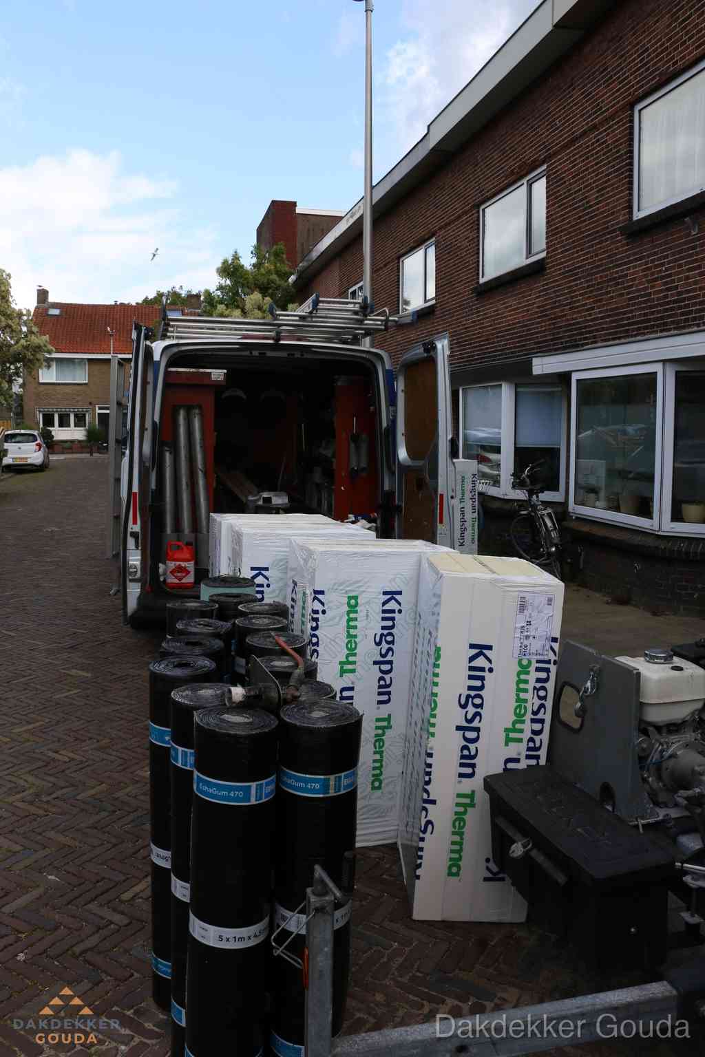 Plat dak met bitumen dakbedekking en brander in Gouda