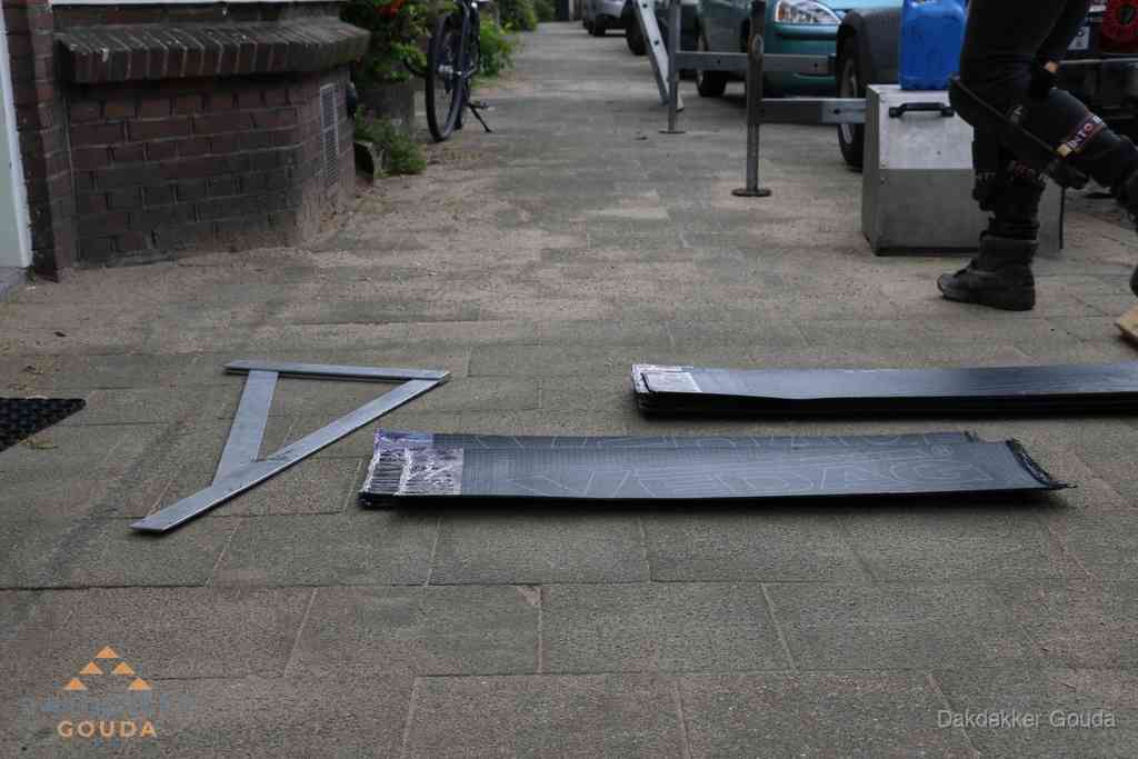 Dakbedekkingsmateriaal en zinkwerk klaargelegd voor reparatie in Gouda