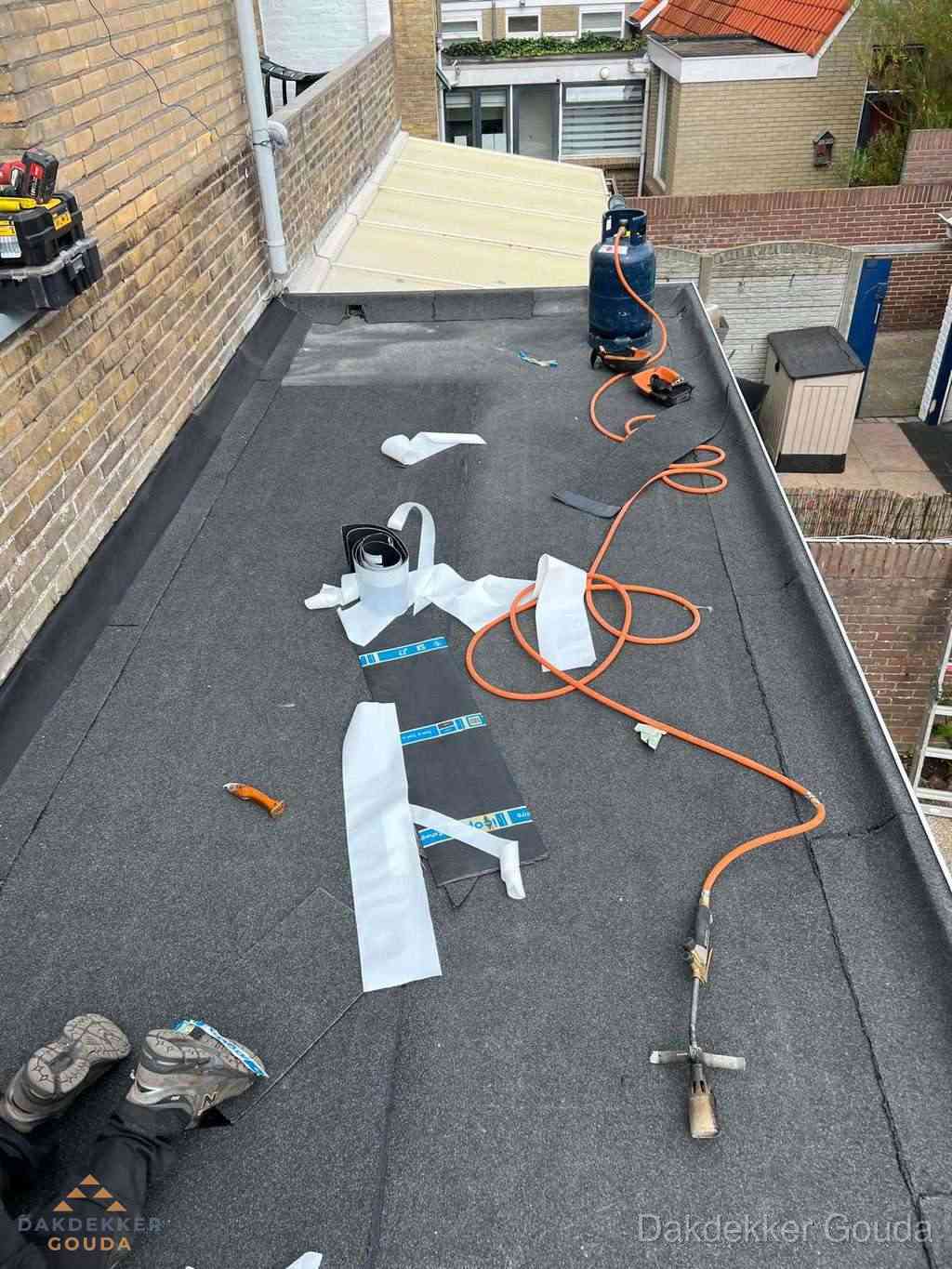 Dakdekker brengt EPDM dakbedekking aan op plat dak in Gouda