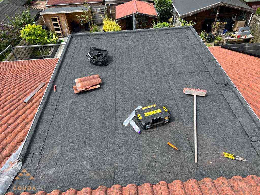 Nieuw plat dak met bitumen dakbedekking in Gouda
