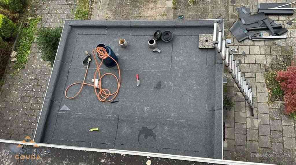 Plat dak met nieuwe bitumen bedekking in Gouda