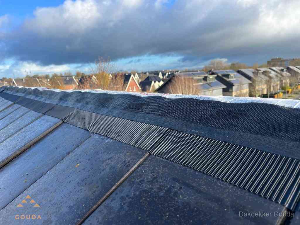Dakisolatie bij de nok met ventilatieprofiel op schuin dak in Gouda