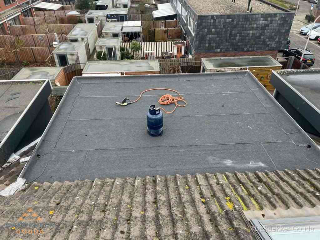 Dakreparatie plat dak met bitumen in Gouda