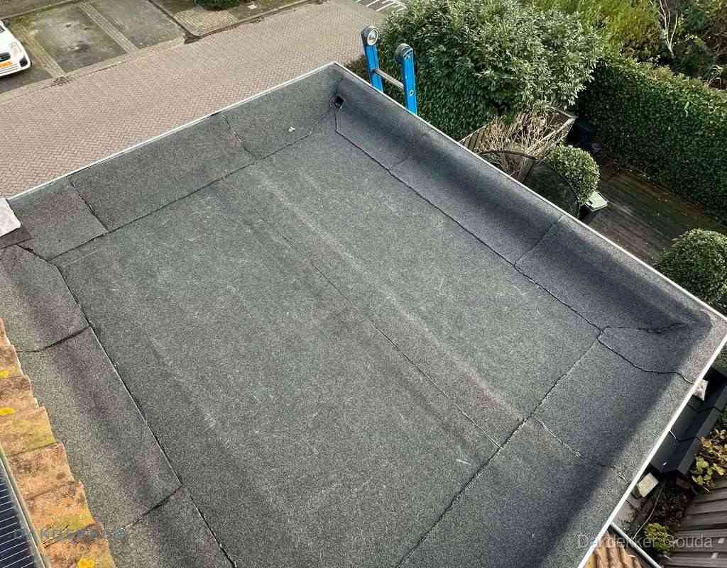 Gerenoveerd plat dak met nieuwe bitumen dakbedekking in Gouda