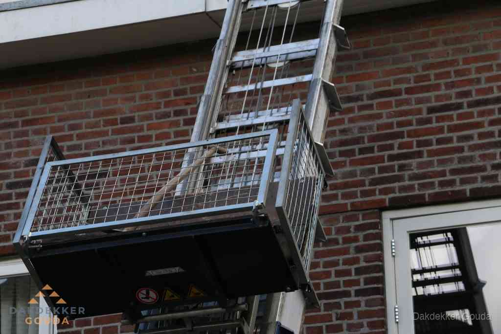 Ladderlift met dakpannen voor dakpan reparatie in Gouda