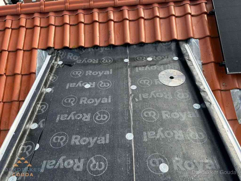 Nieuw dak met dakpannen en Royal onderlaag bij woning in Gouda