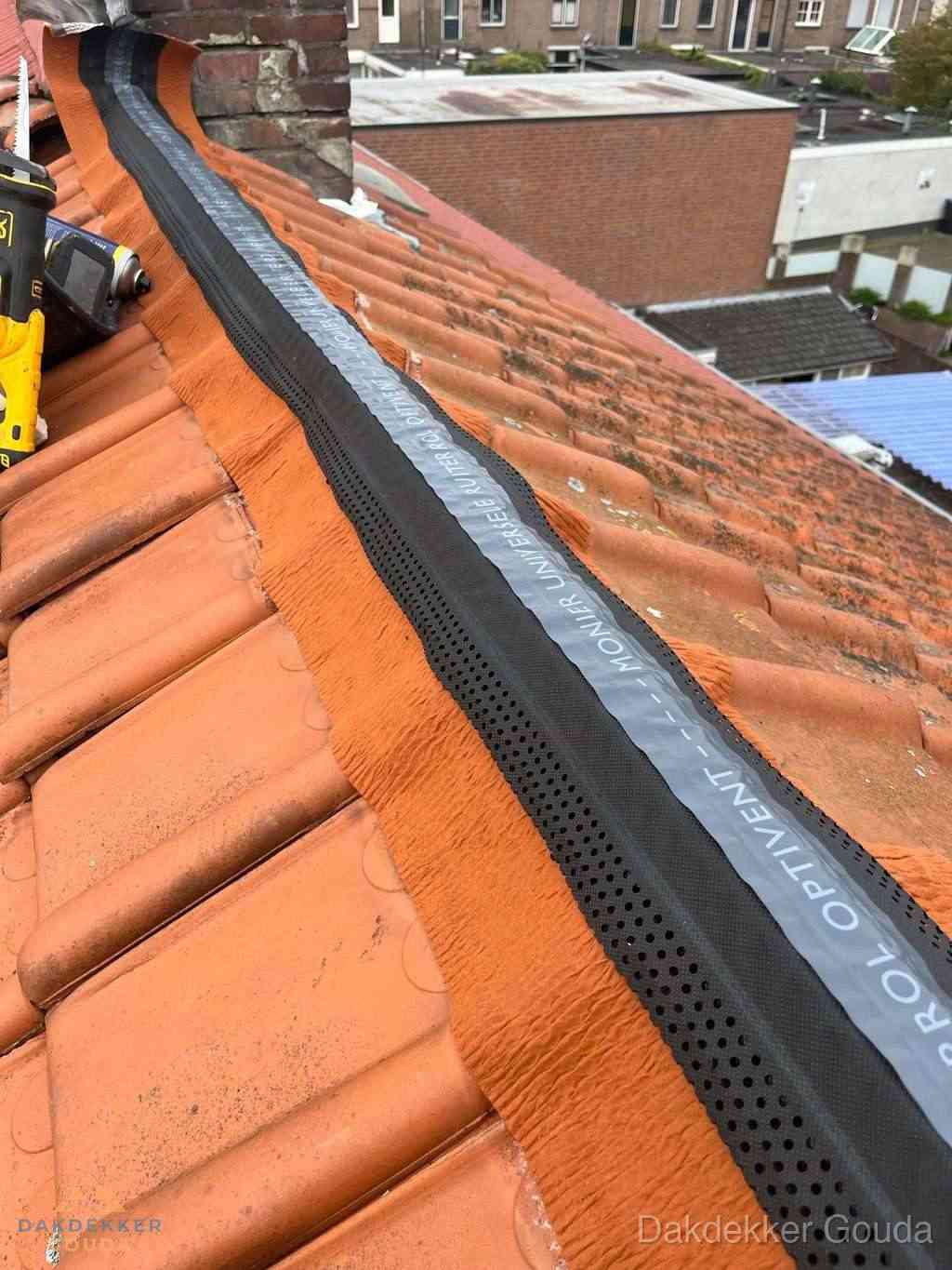 Plat dak aanbouw met bitumen naast schuin pannendak in Gouda