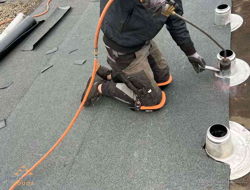 Gereedschap op nieuw plat dak na renovatie in Gouda