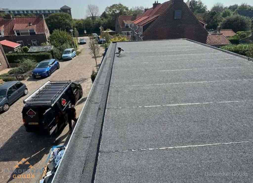 Nieuw bitumen plat dak met uitzicht over landschap in Gouda