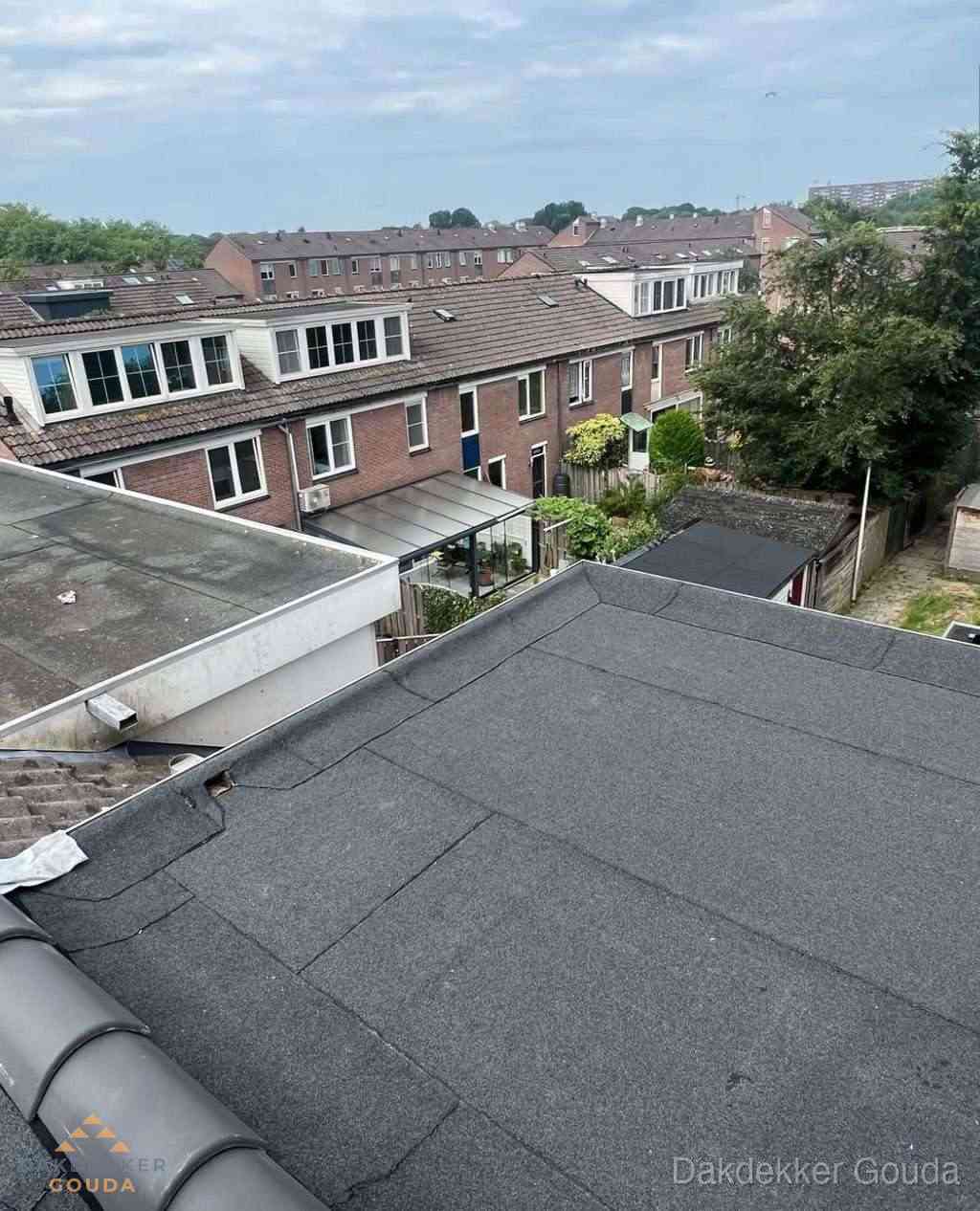 Vernieuwd plat dak met bitumen in woonwijk in Gouda